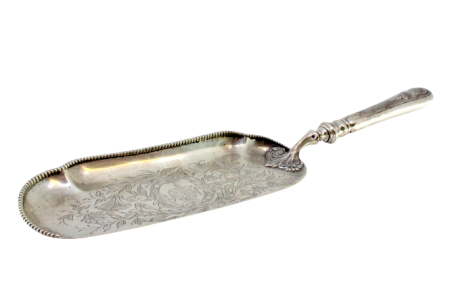 Apanha migalhas em prata com motivos florais gravados envolvendo brasão, friso perlado e cabo guilhochado.